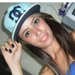 Apenas uma garota com a alegria de uma criança; a malícia de uma adolescente; e sentimentos de mulher!
