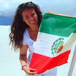 Administradora de sueños, adicta viajera, alegre sonriente y ratera de deseos estelares.