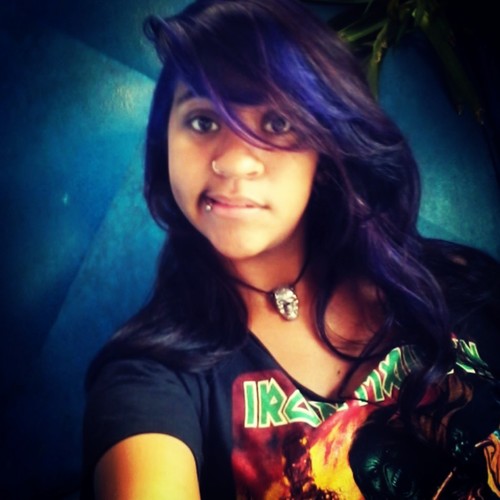 - sou do tipo , menina mulher .  Odeio frescuras , e minha  cor preferida não é rosa / - Sou rockeira com orgulho , e pentelha com prazer ;)