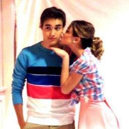 Twitter oficial do blog Amamos Violetta Brasil, tudo sobre a novela/serie #Violetta. #Violetta2 em julho :)