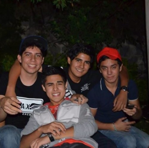 Quien dice que Twitter no pued ser un hobbie?? 100% Tuitero™. Podras encontrar mucho en esta cuenta! Disfruta! :)