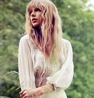 Free follow from @SwiftieMe so pls follow @SwiftieMe