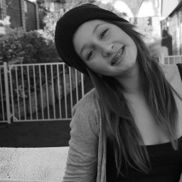 Hello :) i'm a new zealander who vlogs and tumblers and tweets and all the other typical things that teenaged girls do/get up to :) Follow.