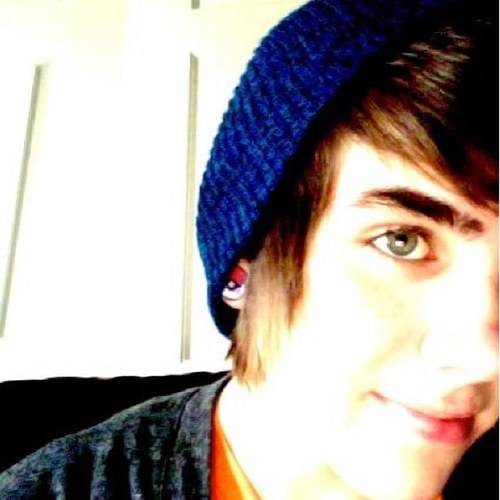 I look up to an amazing person named @deefizzy #FizzyFamilyForever✌ #PEACESKIES✌✌✌ I follow backskies
Other acount @hiimmaya138 :3