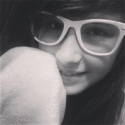 OficialJheni's profile picture. Sou cover oficial da Larissa Manoela , minha diva , e esse e o meu twitter oficial!! (Quem me seguir eu segurei de volta) :D