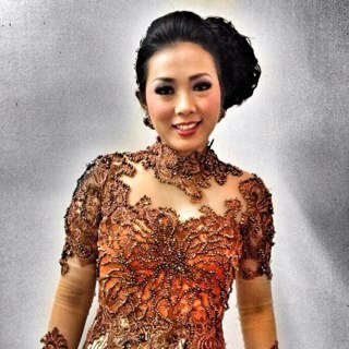 team @showimah management.
PeSinden Republik Indonesia.
Fans Club @showimaniac 
FB : Show Imah
Pages : Soimah Pancawati