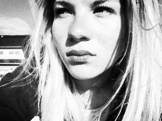 Helloo tout le monde ! J'ai 15 ans, j'adore le chant, le patinage artistique, et le dessin! Follow moi et je te follow back ! ;)