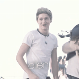 I FOLLOW EVERYONE BUT PLEASE FOLLOW @KissMeZiall THANKS