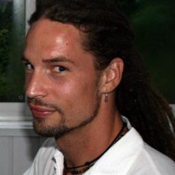 Kommunikatör, reggaetrummis och trebarnsfar som älskar utomhusträning.
