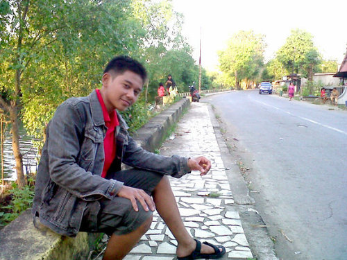 pendiam jika baru mengenal seseorang (^_^), sensitif tapi sering buat teman pada terseyum :)