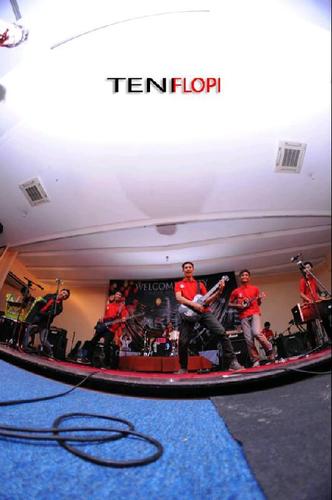 tukang mic di @Teniflopi | apapun yang anda pikirkan, itulah saya | pengen ketemu saya? cari aja di sekretariat @UKMSeniFTPUB ato di Gor Pertamina UB pasti ada.