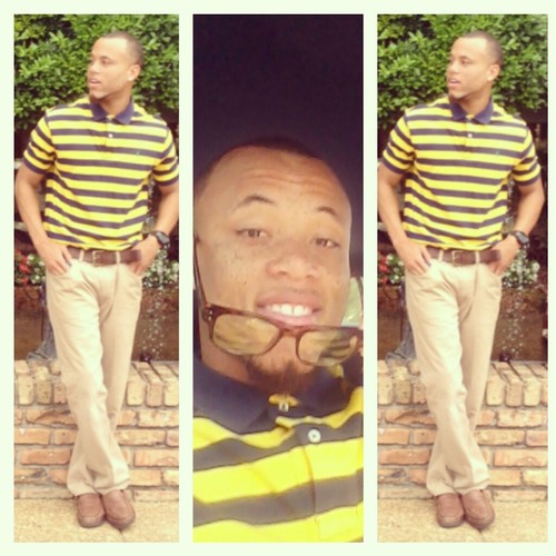 My name is Dwight Kennedy but everybody cause me White yall help me out wit dis twitter shit & Follow me on IG White_freckles