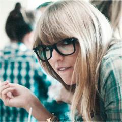 Tengo mas vidas que un gato y en todas adoro a Taylor y a Demi. Si me sigues te regalo una vida (doy followback)