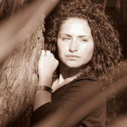 seuleetheureuse's profile picture. Sensaciones Que Estallan Por El Rose De Una Piel Ajena, Que No Nos Pertenece Pero Nos Transmite; Historias, Que Lejanas Se Cuentan Igual...