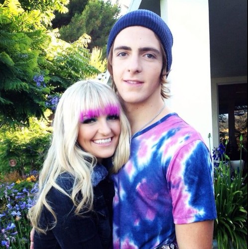 Rydel Lynch. 19. Single. Mother to my little princess Isabella and her brother Andrew. Izzy thinks my brother's her dad.