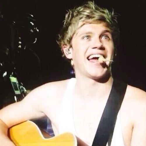 THIS IS A FREE FOLLOW NOW GO AND FOLLOW @goIdniall AND ASK FOR A FOLLOW BACK
