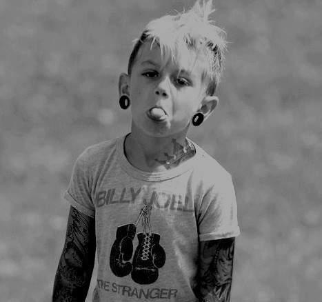 19. Chico. Adoro los tatuajes. YO ME FUMO LA VIDA, Y SI VENISTE A JODERME TE HAS EQUIVOCADO DE PERSONA. Estudiando la Historia del Arte.