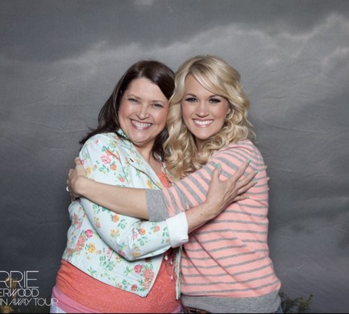 I ❤ Carrie Underwood! I got to meet her in Gainesville, FL on 12-14-08 and Jax, FL on 4-20-13. A DREAM COME TRUE. I also ❤CASTLE. It's my favorite TV show!