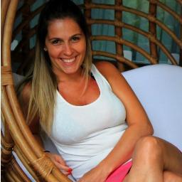 Publicitária, capricorniana, 26 anos, solteira, adoro fazer novas amizades, sair, balada, festas..