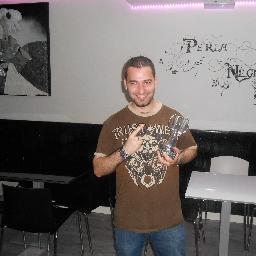 Aficionado a los deportes y seguir de unas cuantas series. Un poco friki, para que negarlo