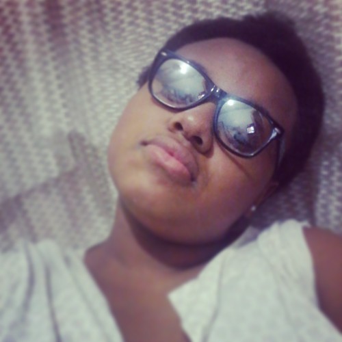 Rezando baixo pelos cantos, por ser uma menina má. Moza da @_Carolinamioja ®