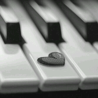 وَحيد وَلييس لَديَ ايَ حَبيب او قَريب...وَلا اريد عَوار رأسي معَ احدَ...♡''
