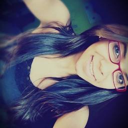 Dramática, irritante, bipolar, irônica, desligada, chata e um pouquinho ciumenta. Prazer, EU !