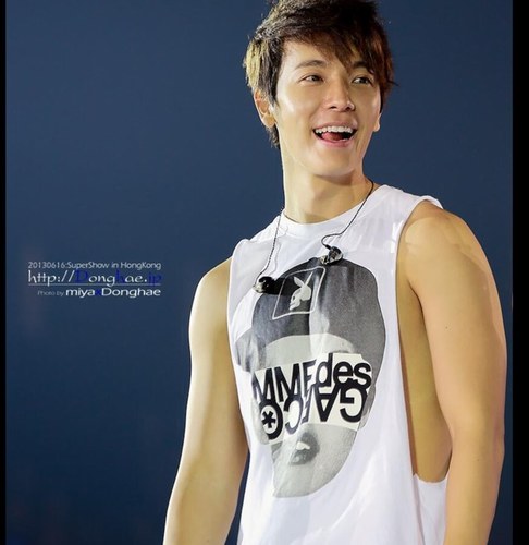 안녕하세요 , 나는 임수롱 입니다!! 난 동해 팬이에요 Hello , my name is veronica ,i'm donghae fans SUPERJUNIOR SARANGHAE ELF