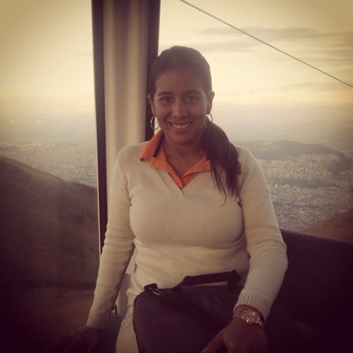 Sencilla, sociable, adoro a mi familia por sobre todas las cosas, detesto la hipocresia.