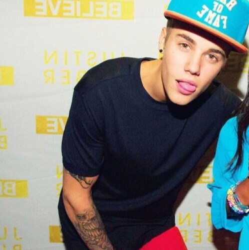 i follow back! 
true belieber. 
BELIEBERS ARE FAMILY
U smile, I smile -justin bieber