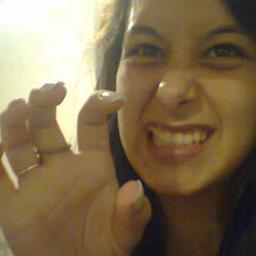 Eu converso sozinha, canto errado, dou risada dos meus tombos, faço palhaçadas, conto piadas s/ graça e acho graça. sim, sou doida e feliz!!