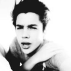 Two boys have my heart. Mahomie and Belieber, your opinion isn't necessary because I won't change. I follow back !!