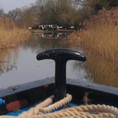 Live-aboard boater. Mother to a boat baby and wife to James. Painter of decorative canal art. Work for @IWA_UK