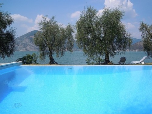B&B Costa Paradiso Lago d'Iseo Costa Paradiso ... pura emozione a filo d'acqua ..vi attende per un indimenticabile soggiorno di vacanza e relax.