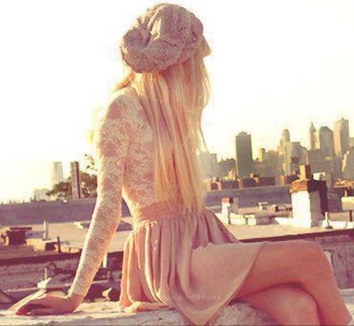 Belle__Citation's profile picture. L'amour,
Naît d'un regard,
Vit d'un baiser,
Et meurt d'une larme.