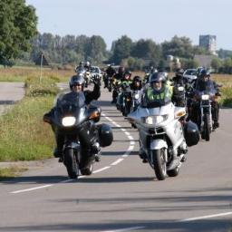 Met regelmaat door het mooie Nederland touren met een club gezellige motorfanaten.