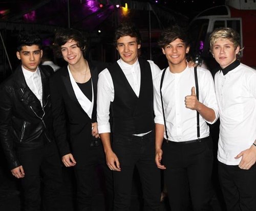 Directioners Big Family of AMQ, Love BriLIAM, FaboLOUIS, AmaZAYN, XtraordinHARRY, PhenomeNIALL.. By: Vica, Ludylane, Nadia, dan Dennise