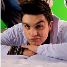 Eu não preciso te olhar
 Pra te ter em meu mundo
 Porque pra onde quer que eu vá
 Você está em tudo
 
 Tudo, tudo que eu preciso
 Te vivo
 @luansantana