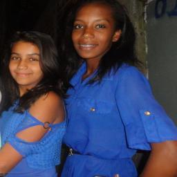 Amo dança e sair com minhas amigas