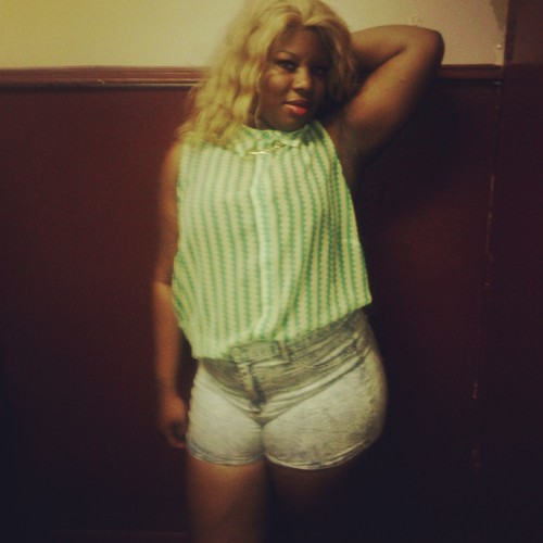 my name is yasmenc and i love pink and thats all u need to know        #team cancer #team pretty #team on ur shit #team single