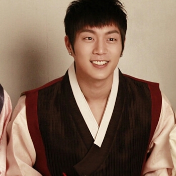 Hwanghoo_DJ's profile picture. [13.06.26~] 황후 w.꼬꼬맹이/조선 광현군/미친 망아지 라는 뜻의 '광현'으로 불리우기도 함/나랏일보다 술과 아편,여자를 즐김/현재 싱크상 난폭하고 거침(특성상 전개에 따라 두세번 정도 바뀔 수 있습니다.)/팬호칭 : 대신(大臣)