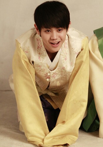 Hwanghoo_YS's profile picture. [13.06.26~] 황후 w.꼬꼬맹이/아편밀매상/조선의 양귀비라 불리운 사내/도전적이고 반항적이나 대부분 온화한 성격. 덕분에 때에 따라 싱크가 조금씩 다름/팬호칭 : 대신(大臣)