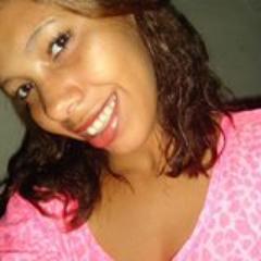 Sou uma pessoa muito simpática,divertida ,aventureira, sonhadora e claro que não poderia  faltar essa sou muito romântica... S2