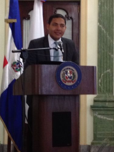 Abogado, consultor jurídico, político, productor, presentador y locutor dominicano.