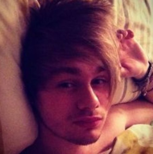 Hiiiii .x Follow @crescentlou, yeah??