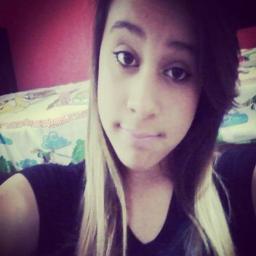 tenho 14 anos , Namoro , sou baixinha , chatta , bestta & muitto ciumenta ;*