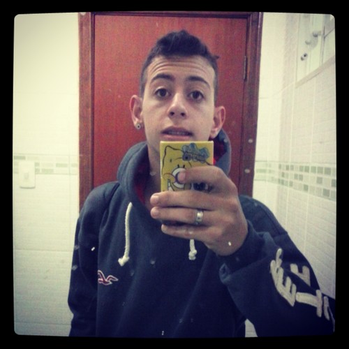 • 'Biografia {?} Fala sério! Como vou resumir minha vida aki no twitter? ;D