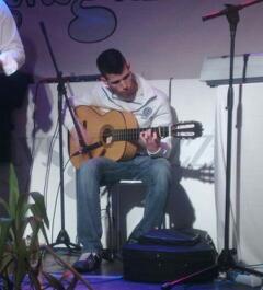 Bohemio de la vida y enamorado de todos los temitas qe he cantado ole ole :)