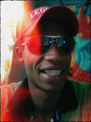 Gosto de sorri e fazer as pessoas sorrirem,pois a vida é curta e a amizade é longa.