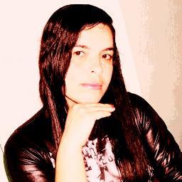 Escritora, compositora, YouTuber e apresentadora de rádio.
Autora dos livros Silêncio Em Fogo Brando e Chave: Advérbio de Lugar.
Ah, e sou gateira!